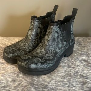 Dansko Women’s Rosa Rain Boot. Size:41/10.5. Color: blue floral print.